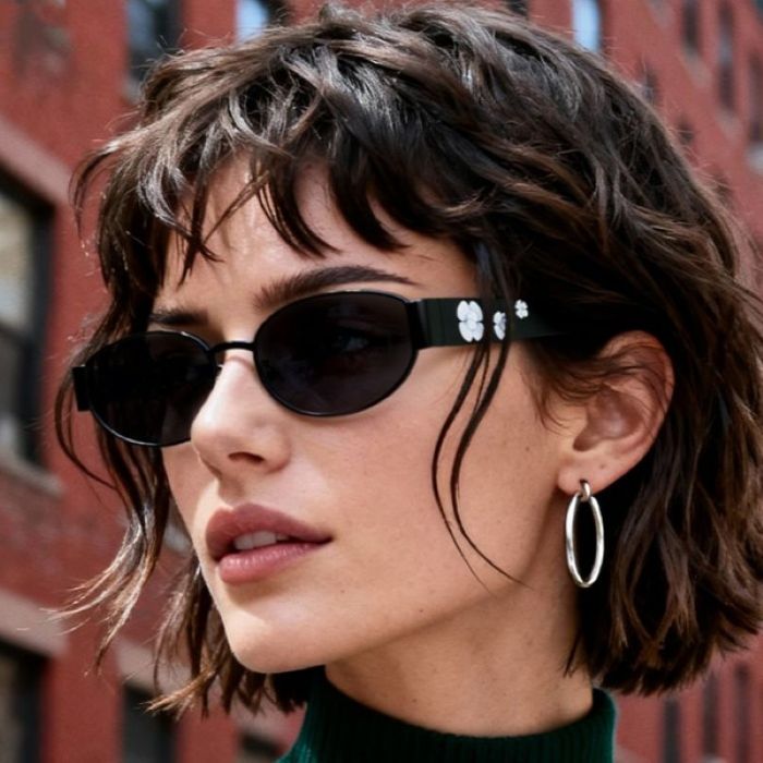 Retro Oval Sunglasses with 3 Flower Embellishments – Stylish UV Fashion Glasses