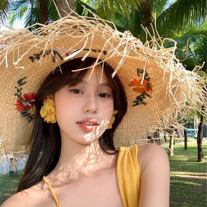 Elegant Women’s Straw Beach Hat | Wide Brim Summer Sun Hat for Travel & Holidays
