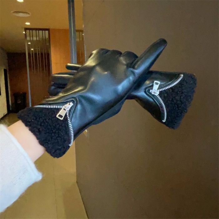 Chic Faux Leather Gloves with Fleece Lining & Zipper Detail